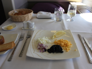 Geschirr, Essen, Mahlzeit, Platte, Küchenutensil, Gabel, Im Haus, Tafelsilber, Teller, Serviergeschirr, Brunch, Kochkunst, Kulinarik, Abendessen, Unterteller, Löffel, Mittagessen, Drink, Frühstück, À-la-carte-Gerichte, Weinglas, Tafelmesser, Service, Snack, Tisch, Nachspeise, Restaurant