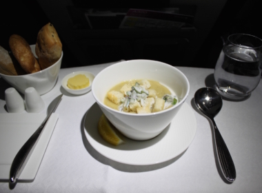 Geschirr, Küchenutensil, Essen, Serviergeschirr, Tisch, Im Haus, Tafelsilber, Küchenutensilien, Mahlzeit, Platte, Unterteller, Frühstück, Teller, Gabel, Milchprodukte, Porzellan, Schüssel, Brunch, Tasse, Suppe, Leer, Löffel, Ei