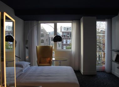 Im Haus, Bett, Inneneinrichtung, Wand, Mobiliar, Fenster, Zimmer, Kissen, Haus, Hotel, Fensterausstattung, Matratze, Vase, Bettdecke, Spiegel, Bettwäsche, Fensterabdeckung, Tür, Nachttisch, Bettbezug, Leinenstoffe, Bettrahmen, Möbel, Schlafzimmer, Suite, Fußboden, Bude, Boden, Decke, Wohnung