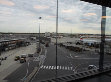 Himmel, Wolke, draußen, Straße, Auto, Gebäude, Flughafen, Landfahrzeug, Fahrzeug, Platane Flugzeug Hobel, Schnellstraße, Stadt, halten