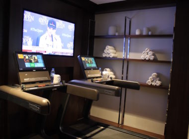 Im Haus, Text, Wand, Mobiliar, Computermonitor, Computer, Anzeigegerät, Ausgabegerät, Fernsehen, Desktop-Computer, Computertisch, Flachbildschirm, Elektronisches Gerät, Tisch, Bildschirm, Zimmer, Boden, Regal