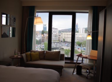 Im Haus, Wand, Mobiliar, Inneneinrichtung, Fenster, Kissen, Haus, Zimmer, Hotel, Fensterausstattung, Couch, Fensterabdeckung, Bettsofa, Studiocouch, Gebäude, Bett, Bude, Penthouse, Kleines Sofa, Kaffeetisch, Tisch, Armlehne, Boden, Wohnung, Wohnzimmer, Urlaub