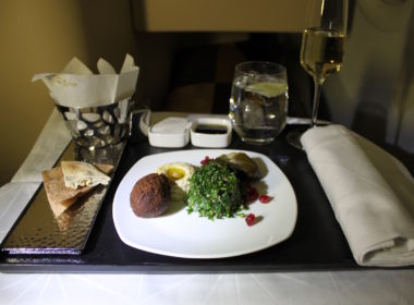Im Haus, Geschirr, Essen, Platte, Tisch, Mahlzeit, Wand, Gabel, Weinglas, Kulinarik, Küchenutensil, Abendessen, À-la-carte-Gerichte, Brunch, Serviergeschirr, Kochkunst, Restaurant, weiß, Mahl, Teller