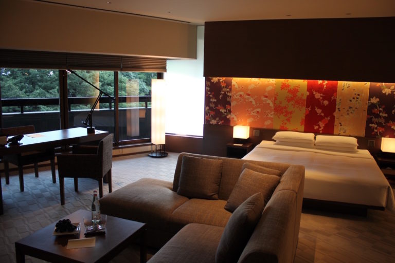 Im Haus, Inneneinrichtung, Wand, Kaffeetisch, Couch, Szene, Zimmer, Studiocouch, Bettsofa, Boden, Stuhl, Wohnzimmer, Kissen, Hotel, Kleines Sofa, Fenster, Sofa, Vase, Lampenschirm, Bude, Armlehne, Penthouse, Tisch, Decke, Mobiliar