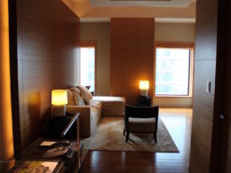 Im Haus, Wand, Inneneinrichtung, Mobiliar, Boden, Hotel, Fußboden, Zimmer, Haus, Bude, Hartholz, Tisch, Decke, Fenster, Fensterabdeckung, Lampenschirm, Lampe, Eigentum, Stuhl, Holz