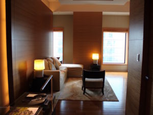 Im Haus, Wand, Inneneinrichtung, Mobiliar, Boden, Hotel, Fußboden, Zimmer, Haus, Bude, Hartholz, Tisch, Decke, Fenster, Fensterabdeckung, Lampenschirm, Lampe, Eigentum, Stuhl, Holz