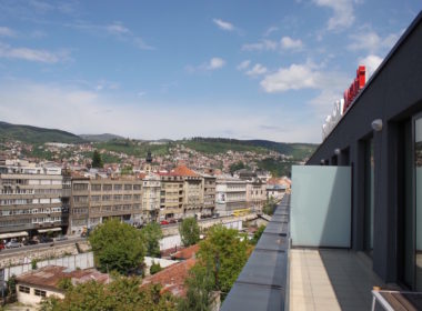 draußen, Gebäude, Wolke, Himmel, Haus, Fenster, Wohnlage, Baum, Nachbarschaft, Immobilie, Stadt, Vorort, Reise, Landschaft, Berg, Sommer