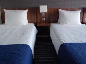 Im Haus, Wand, Bettwäsche, Bettdecke, Leinenstoffe, Bettrahmen, Matratze, Bettbezug, Inneneinrichtung, Mobiliar, Kissen, Bett, Suite, Nachttisch, Boutique-Hotel, Schlafzimmer, Zimmer, Boden, Hotel