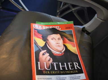 Text, Menschliches Gesicht, Buch, Veröffentlichung, Flyer, Magazin, Person