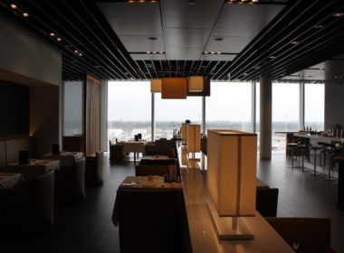 Mobiliar, Im Haus, Tisch, Decke, Inneneinrichtung, Wand, Kaffeetisch, Boden, Zimmer, Fenster, Stuhl, Essen, Hotel