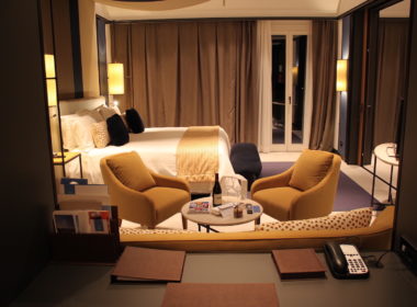 Im Haus, Mobiliar, Inneneinrichtung, Couch, Wand, Kissen, Bettsofa, Bett, Studiocouch, Vorhang, Kleines Sofa, Hotel, Armlehne, Boden, Wohnzimmer, Leinenstoffe, Fensterausstattung, Kaffeetisch, Fußboden, Bude, Tisch, Clubsessel, Fenster, Lampenschirm, Haus, Zimmer, Sofa, Stuhl