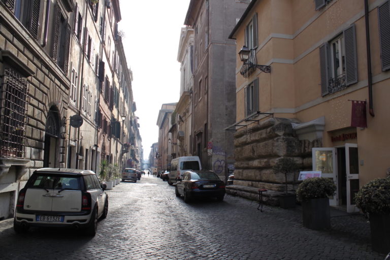 draußen, Fahrzeug, Gebäude, Landfahrzeug, Weg, Straße, Himmel, Kraftfahrzeugkennzeichen, Rad, Nachbarschaft, Stadt, Gasse, Auto, Fenster, Familienauto, Text, Infrastruktur, Reifen, Pflasterstein, Reise, Gelände, schmal