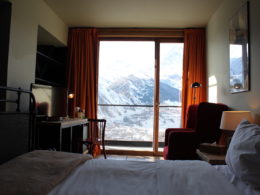 Im Haus, Szene, Wand, Inneneinrichtung, Bett, Zimmer, Mobiliar, Kissen, Schlafzimmer, Fenster, Hotel, Fensterausstattung, Bettdecke, Leinenstoffe, Bettwäsche, Fensterabdeckung, Matratze, Bettbezug, Vorhang, Haus, Suite, Bettrahmen, Boutique-Hotel, Lampenschirm, Bude, Nachttisch, Boden, Decke, Urlaub