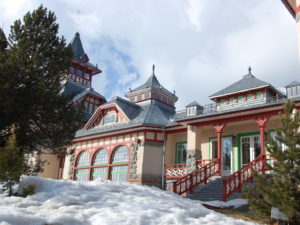 draußen, Gebäude, Himmel, Schnee, Wolke, Baum, Winter, Dach, Haus, Fenster, Pflanze, rot