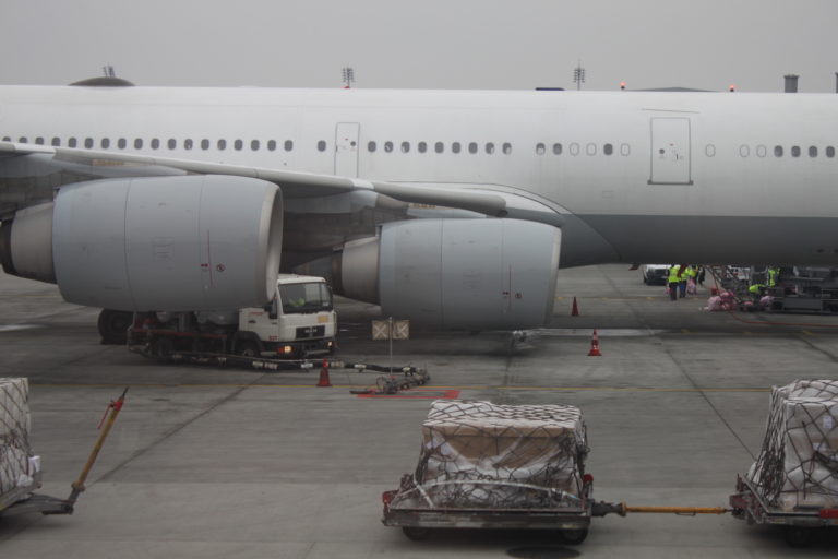Platane Flugzeug Hobel, Flughafen, Fahrzeug, Transport, Verkehrsflugzeug, Asphalt, Flugreise, draußen, Airline, Flugplatzvorfeld, Runway, Düsenflugzeug, Dienstleistung, Luftfahrt, Rad, Luftfahrttechnik, Düsentriebwerk, Flugzeugtriebwerk, Gelände, Flugzeug, Fluggastbrücke, Straße, Reifen, Schmalrumpfflugzeug, Luftfahrthersteller, halten, Jet, Groß, Sitzen, airbus