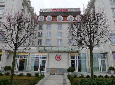 draußen, Fenster, Gebäude, Himmel, Pflanze, Fassade, Baum, Immobilie, Eigentum, Mischnutzung, Anwesen, Stadt, Haus, Schild, Straße