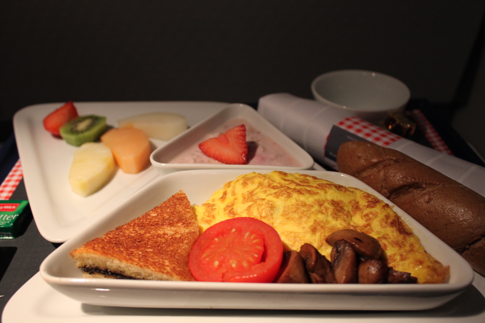 Essen, Mahlzeit, Platte, Frühstück, Fastfood, Teller, Tisch, Im Haus, Brunch, Backwaren, Kochkunst, Brot, Geschirr, Snack, Grundnahrungsmittel, Gabel, Mittagessen, Ei, Tomate, Tablett