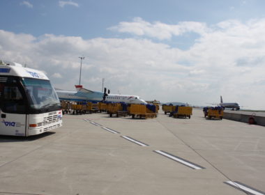 Himmel, draußen, Fahrzeug, Landfahrzeug, Gelände, Wolke, Verkehrsmittel, öffentliche Verkehrsmittel, Transport, halten, parken, Bus, Asphalt