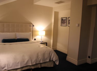 Im Haus, Wand, Inneneinrichtung, Bettwäsche, Bettdecke, Bettrahmen, Bett, Bettbezug, Matratze, Kissen, Leinenstoffe, Nachttisch, Suite, Lampenschirm, Schlafzimmer, Mobiliar, Boutique-Hotel, Lampe, Zimmer, Decke, Bettbehang, Fensterausstattung, Eigentum, Fensterabdeckung, Boden, Hotel