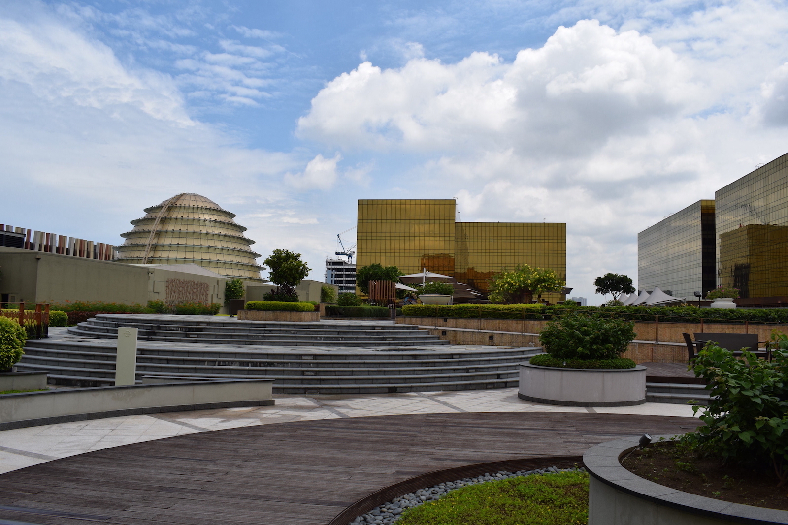 Wolke, Himmel, draußen, Gebäude, Baum, Architektur, Landschaftsgestaltung, Immobilie, Pflanze, Stadt, Zement