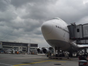 Himmel, Platane Flugzeug Hobel, draußen, Wolke, Fahrzeug, Verkehrsflugzeug, Flugzeug, Flughafen, Flugreise, Asphalt, Airline, Flugplatzvorfeld, Straße, Luftfahrt, Transport, Düsenflugzeug, halten, Dienstleistung, Luftfahrttechnik, Flugzeugtriebwerk, Fluggastbrücke, Düsentriebwerk, Runway, Groß, Gelände, Jet, airbus