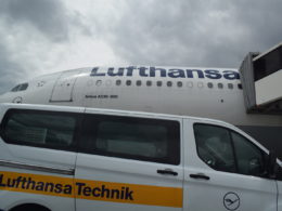 Fahrzeug, Transport, Landfahrzeug, Himmel, draußen, Text, Rad, Verkehrsmittel, Wolke, Minivan, Motorfahrzeug, Kleintransporter, Van, Minibus, Windschutzscheibe, Fenster, Autoteile, Platane Flugzeug Hobel, weiß, halten, Transit