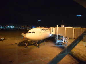 Platane Flugzeug Hobel, Gelände, draußen, Fahrzeug, Verkehrsflugzeug, Flugzeug, Flugreise, Flughafen, Airline, Flugplatzvorfeld, Himmel, Transport, Fluggastbrücke, Luftfahrt, Luftfahrttechnik, halten, Schmalrumpfflugzeug, Flugzeugtriebwerk, Sitzen, Groß, Nacht, Runway, airbus