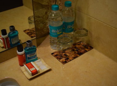 Essen, Im Haus, Plastikflasche, Drink, Wasserflasche, Wand, Wasser trinken, löslich, Flasche, Boden