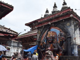 draußen, Himmel, Kultstätte, Schrein, Tempel, Kleidung, Gebäude, Menschen, Chinesische Architektur, Japanische Architektur, Person, Lamakloster, Menschenmenge, Groß, Straße, Stadt