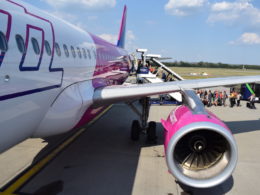 Platane Flugzeug Hobel, draußen, Himmel, Flugzeug, Flugreise, Fahrzeug, Airline, Verkehrsflugzeug, Flugzeugtriebwerk, Düsentriebwerk, Wolke, Gelände, Flugplatzvorfeld, Landeklappe, Düsenflugzeug, Transport, Luftfahrt, Luftfahrttechnik, Schmalrumpfflugzeug, Dienstleistung, Luftfahrthersteller, Eindecker, Allgemeine Luftfahrt, Asphalt, Flughafen, Runway, halten, airbus