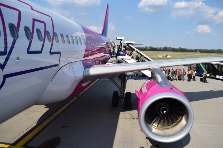 Platane Flugzeug Hobel, draußen, Himmel, Flugzeug, Flugreise, Fahrzeug, Airline, Verkehrsflugzeug, Flugzeugtriebwerk, Düsentriebwerk, Wolke, Gelände, Flugplatzvorfeld, Landeklappe, Düsenflugzeug, Transport, Luftfahrt, Luftfahrttechnik, Schmalrumpfflugzeug, Dienstleistung, Luftfahrthersteller, Eindecker, Allgemeine Luftfahrt, Asphalt, Flughafen, Runway, halten, airbus