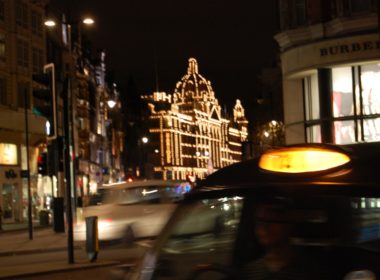 Gebäude, draußen, Fahrzeug, Landfahrzeug, Straße, Auto, Nacht, Stadt, Licht, Straßenbeleuchtung