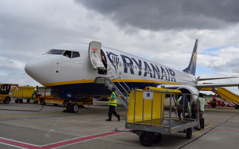 Himmel, Platane Flugzeug Hobel, Transport, draußen, Flugzeug, Fahrzeug, Wolke, Flughafen, Flugreise, Verkehrsflugzeug, Dienstleistung, Flugplatzvorfeld, Luftfahrt, Gelände, Flugzeugtriebwerk, Luftfahrttechnik, halten, Luftfahrthersteller, Asphalt, Airline, Düsenflugzeug, Schmalrumpfflugzeug, Runway, gelb, Groß, stehend, Menschen, Boarding, Jet, Flugschau