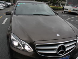 Fahrzeug, Landfahrzeug, Kühlergrill, Auto, Kraftfahrzeugkennzeichen, draußen, Rad, mittelgroßes Auto, Oberklassenfahrzeug, Mercedes-Benz, Stoßstange, Luxusauto, Reifen, Motorhaube, Autoteile, Autodesign, Sedan, Auto der oberen Mittelklasse, Autokarosserie, Scheinwerfer, halten, Straße