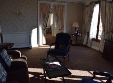 Im Haus, Mobiliar, Vorhang, Wand, Inneneinrichtung, Boden, Fenster, Zimmer, Fensterausstattung, Bude, Tisch, Couch, Haus, Wohnzimmer, Fußboden, Armlehne, Fensterabdeckung, Stuhl, Hotel