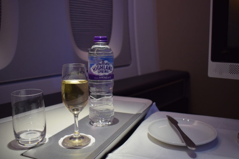 Geschirr, Tisch, Drink, Im Haus, Weinglas, Trinkgefäß, Stielglas, Flasche, Champagnerstielgläser, Barzubehör, Wand, Wein, transparentes Material, Küchenutensil, Alkoholisches Getränk, Sitzen, Leer, Essen, Glas