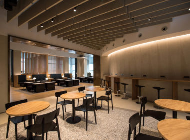 Im Haus, Mobiliar, Decke, Szene, Wand, Boden, Tisch, Inneneinrichtung, Zimmer, Esstisch, Kaffeetisch, Deckenleuchte, Fenster, Stuhl, Halle, Konferenzraum, Hotel