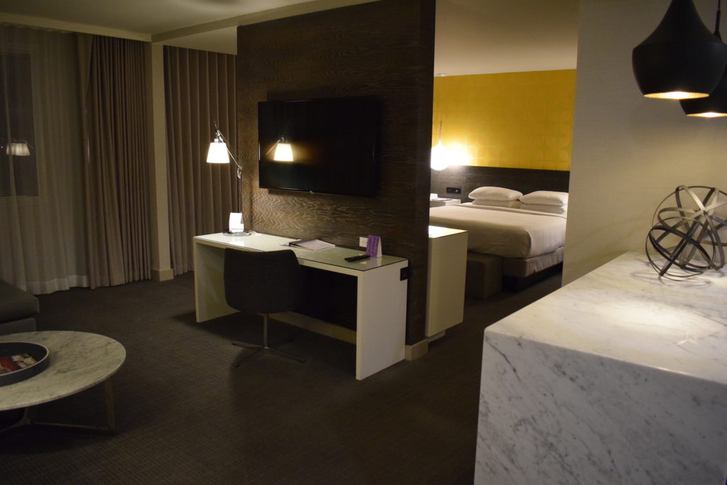 Im Haus, Wand, Zimmer, Inneneinrichtung, Bett, Szene, Mobiliar, Schlafzimmer, Boden, Leinenstoffe, Spiegel, Vorhang, Kissen, Decke, Tisch, Matratze, Lampenschirm, Bettdecke, Bettwäsche, Vase, Suite, Waschbecken, Bettrahmen, Nachttisch, Bettbezug, Haus, Boutique-Hotel, Fensterausstattung, Hotel, Unterkunft