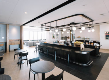 Mobiliar, Im Haus, Decke, Wand, Stuhl, Boden, Esstisch, Kaffeetisch, Inneneinrichtung, Arbeitsfläche, Restaurant, Tisch, Design