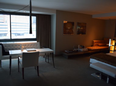 Im Haus, Wand, Inneneinrichtung, Mobiliar, Zimmer, Boden, Fenster, Decke, Fensterabdeckung, Kaffeetisch, Bude, Tisch, Fensterausstattung, Couch, Lampenschirm, Fußboden, Haus, Jalousie, Wohnzimmer, Hotel