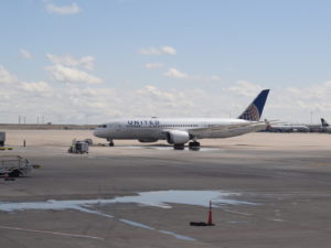 draußen, Platane Flugzeug Hobel, Flugzeug, Himmel, Transport, Fahrzeug, Flugreise, Airline, Verkehrsflugzeug, Flughafen, Runway, Gelände, Düsenflugzeug, Flugzeugtriebwerk, Flugplatzvorfeld, Düsentriebwerk, Dienstleistung, Luftfahrt, Schmalrumpfflugzeug, Landeklappe, Wolke, Asphalt, Luftfahrttechnik, Luftfahrthersteller, Jet, halten, Straße, airbus, Groß