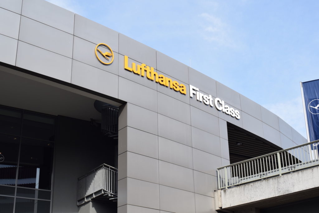 Himmel, Gebäude, draußen, Wolke, Text, Gewerbegebäude, Architektur, Fenster, Groß, Schild, Büro