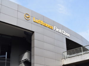 Himmel, Gebäude, draußen, Wolke, Text, Gewerbegebäude, Architektur, Fenster, Groß, Schild, Büro