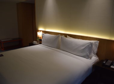 Im Haus, Wand, Bettwäsche, Bett, Bettdecke, Inneneinrichtung, Bettrahmen, Bettbezug, Matratze, Kissen, Leinenstoffe, Mobiliar, Lampenschirm, Nachttisch, Suite, Boutique-Hotel, Schlafzimmer, Lampe, Zimmer, Hotel, Boden