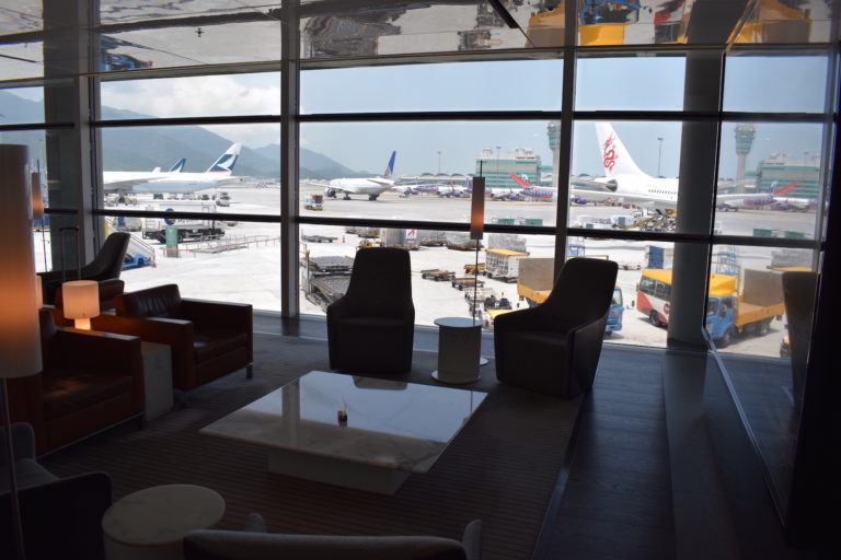 Mobiliar, Tisch, Im Haus, Kaffeetisch, Fenster, Gebäude, Zimmer, Stuhl, Flughafen, Boden, draußen