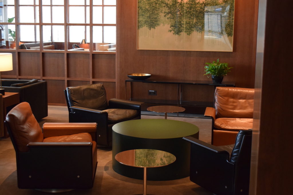 Im Haus, Inneneinrichtung, Kaffeetisch, Fenster, Boden, Wand, Couch, Studiocouch, Zimmer, Vase, Armlehne, Bude, Clubsessel, Kleines Sofa, Bettsofa, Warteraum, Zimmerpflanze, Fußboden, Wohnzimmer, Stuhl, Tisch, Mobiliar, Haus