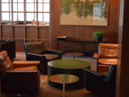 Im Haus, Inneneinrichtung, Kaffeetisch, Fenster, Boden, Wand, Couch, Studiocouch, Zimmer, Vase, Armlehne, Bude, Clubsessel, Kleines Sofa, Bettsofa, Warteraum, Zimmerpflanze, Fußboden, Wohnzimmer, Stuhl, Tisch, Mobiliar, Haus