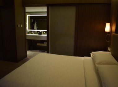 Im Haus, Wand, Inneneinrichtung, Bett, Bettdecke, Bettwäsche, Kissen, Matratze, Bettbezug, Bettrahmen, Mobiliar, Leinenstoffe, Suite, Lampenschirm, Nachttisch, Spiegel, Boutique-Hotel, Lampe, Schlafzimmer, Haus, Hotel, Zimmer, Fenster, Boden, Decke