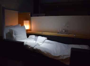 Im Haus, Wand, Bett, Mobiliar, Bettdecke, Kissen, Leinenstoffe, Bettwäsche, Bettbezug, Matratze, Inneneinrichtung, Bettrahmen, Schlafzimmer, Nacht, Zimmer, Hotel