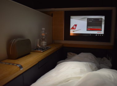 Im Haus, Wand, Bett, Mobiliar, Kissen, Schlafzimmer, Bettdecke, Fernsehen, Zimmer